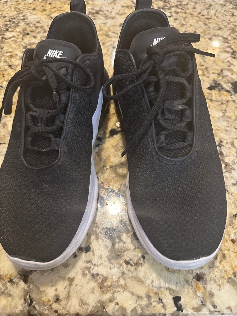Nike Men’s Black & White Lightweight Sneakers